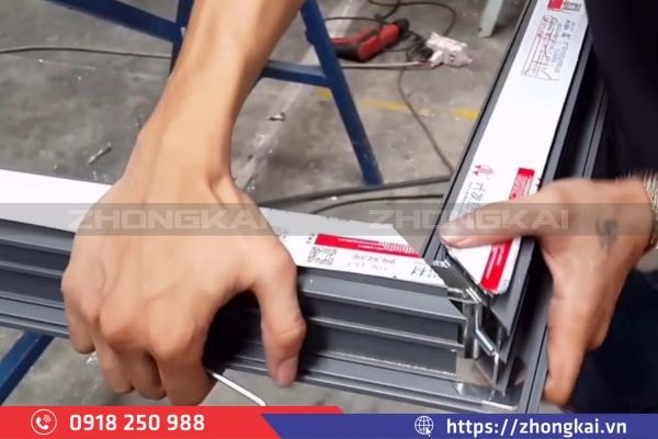 Ke nhôm trong lắp đặt cửa nhôm kính - Vai trò và cách sử dụng